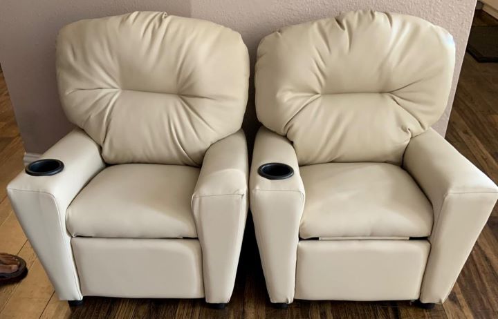 Observing the attractive design of the affordable recliner