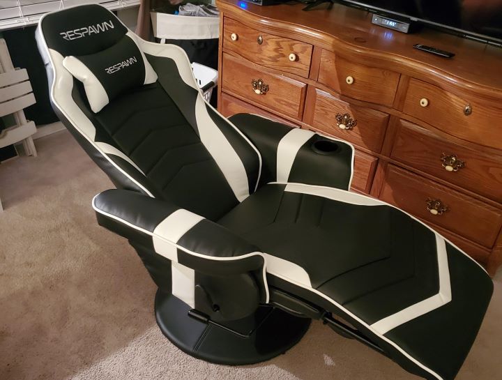 Testing the flexibility of the good gaming recliner