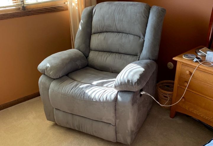 Using the heated comfortable recliner from RelaxZen