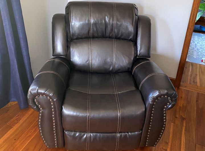 Analyzing how appealing the quality of the small leather recliner