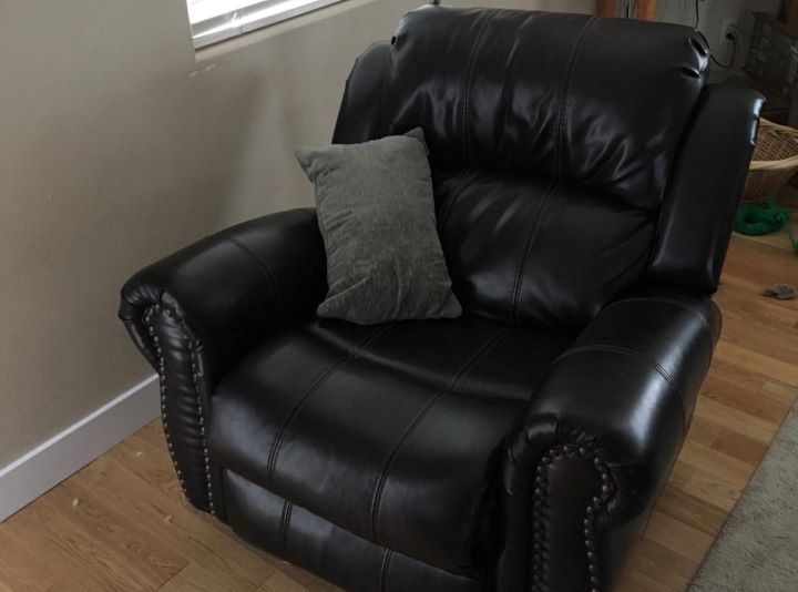Inspecting the comfort and durability small leather recliner