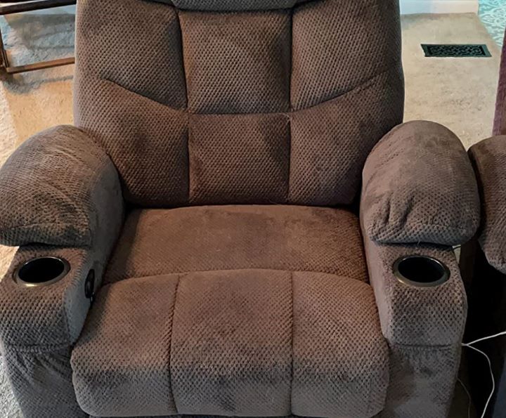 Analyzing the overall quality of the recliner with cup holders